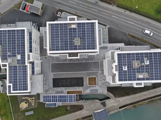 Vogelperspektive und Photovoltaikanlage der Überbauung "am Aawasser" mit ecocoach AG