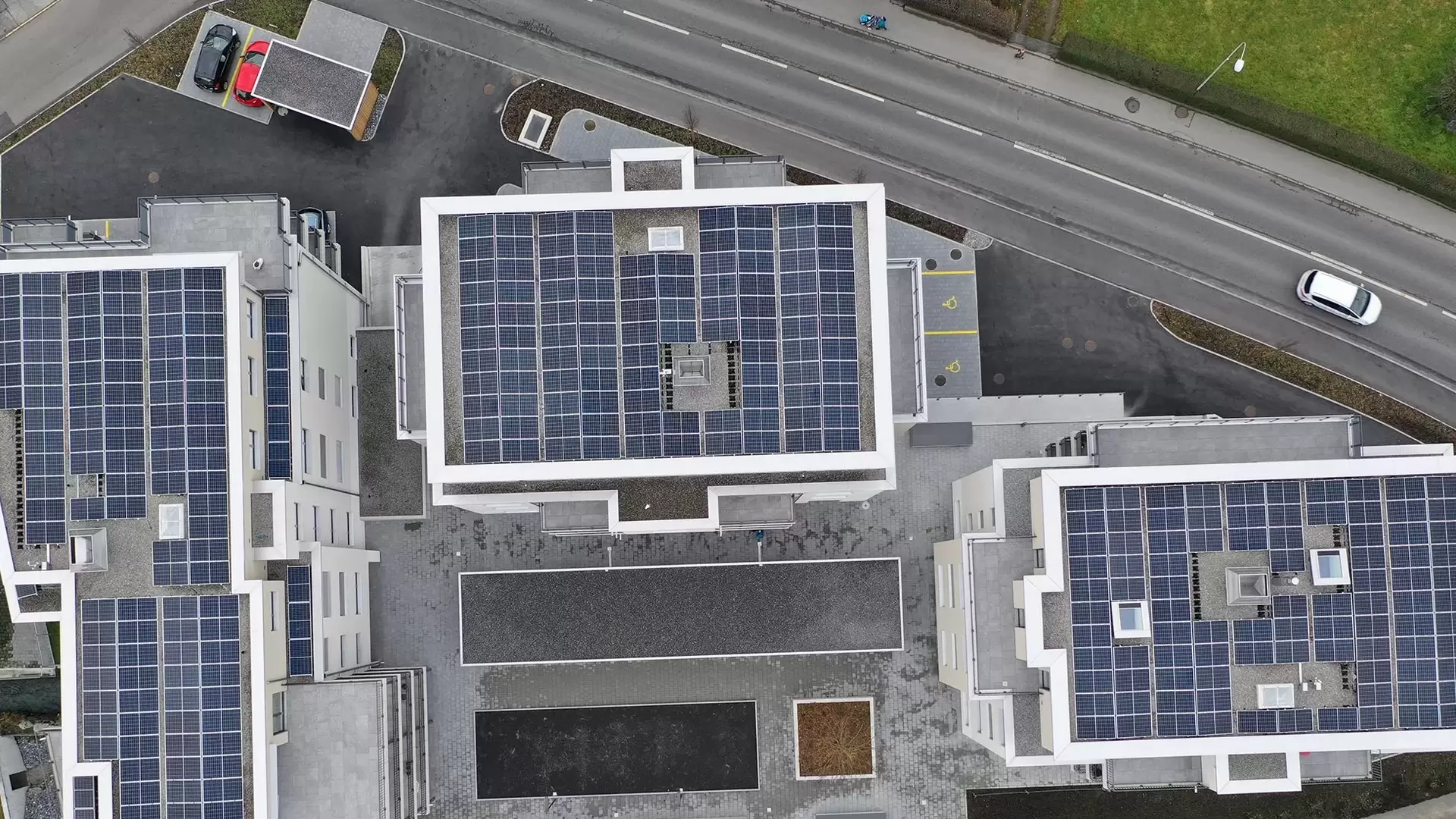 Vogelperspektive und Photovoltaikanlage der Überbauung "am Aawasser" mit ecocoach AG