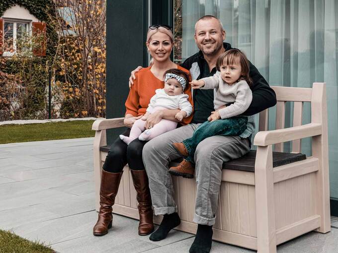 Familienbild vom Prosumer-Zuhause mit Smart Energy und Smart Home in Reichenburg mit ecocoach AG