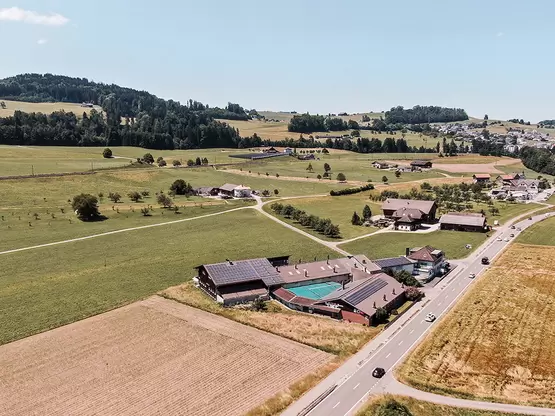 Drohnenaufnahme der Käserei Bräägg