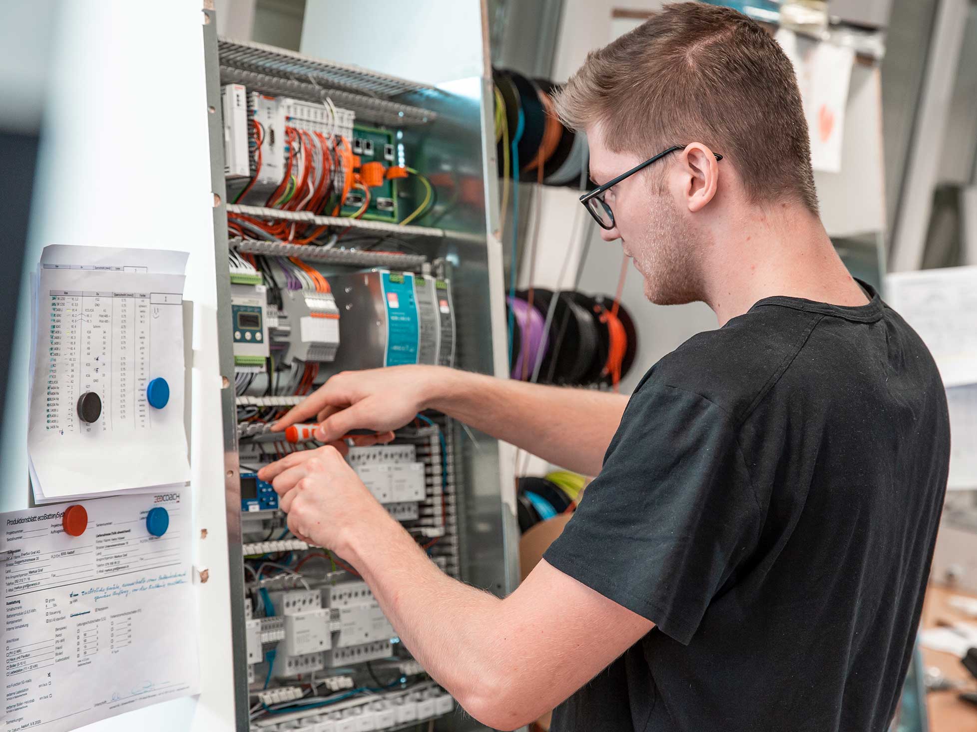 Produktion eines ecoBatterySystem, der stationäre Batteriespeicher von ecocoach AG
